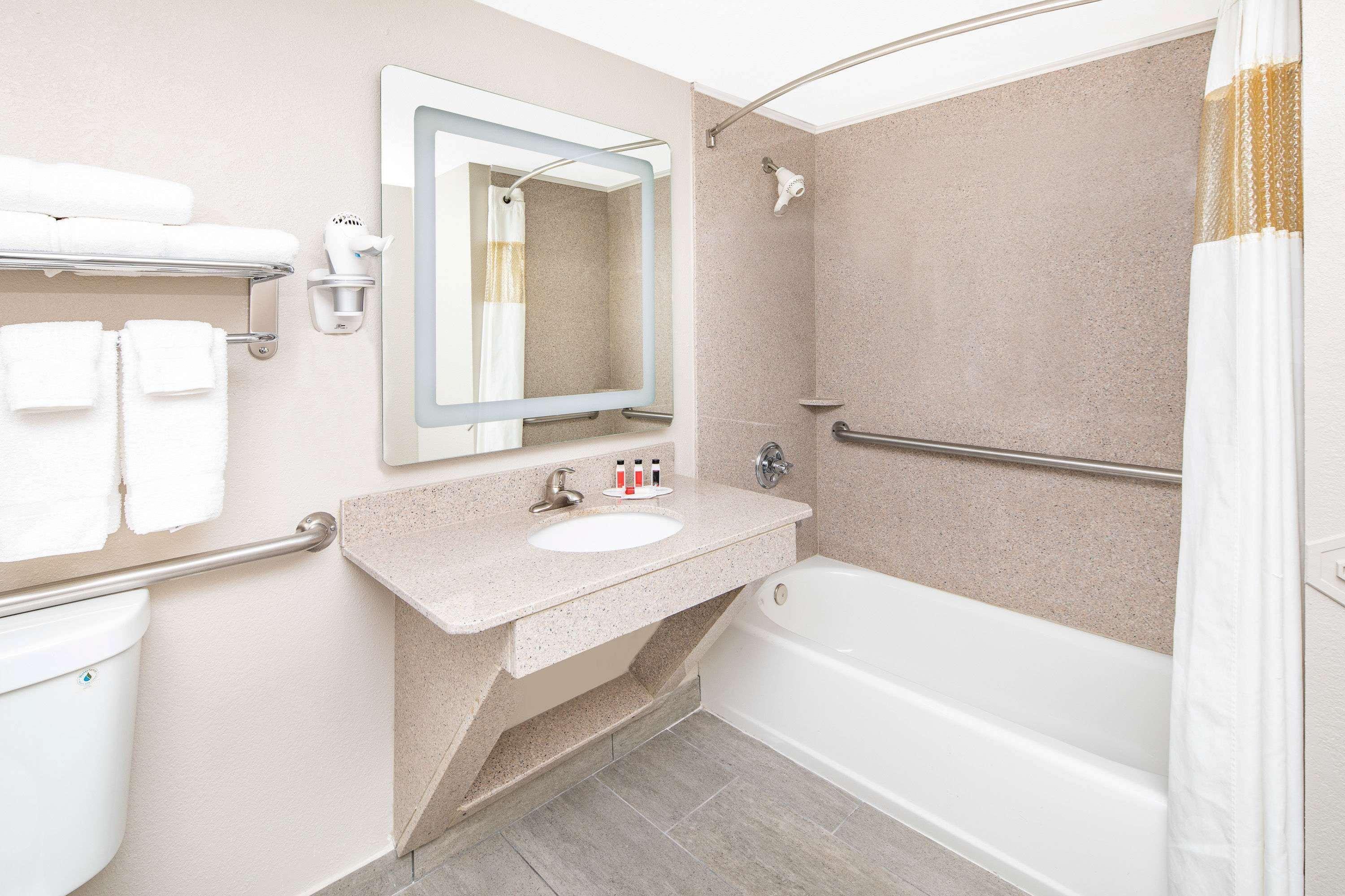 Готель Ramada By Wyndham Alpharetta Atlanta North Екстер'єр фото