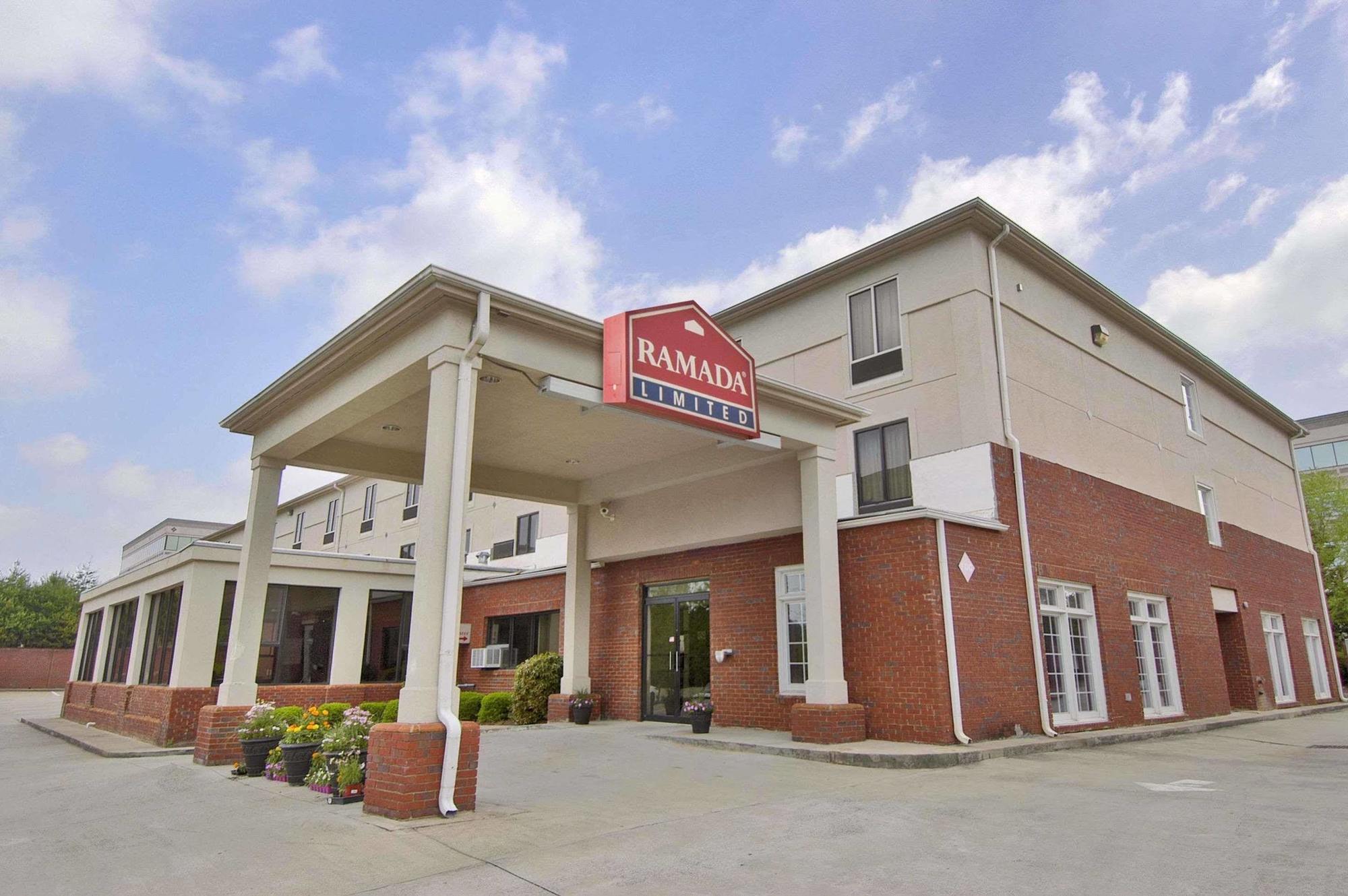 Готель Ramada By Wyndham Alpharetta Atlanta North Екстер'єр фото